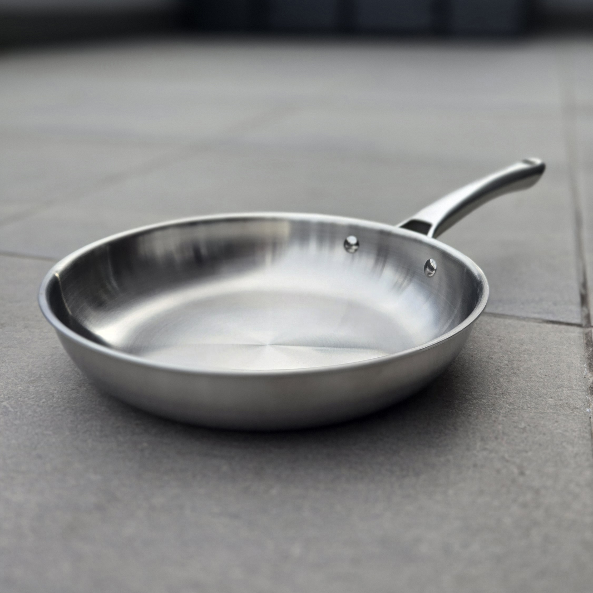 Sartén de acero inoxidable CandorCooking cocinando paella con socarrat